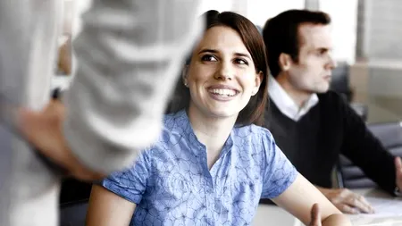 Merg în fiecare zi la serviciu, dar nu sunt plătiți. Ce îi motivează totuși să-și ia foarte în serios jobul