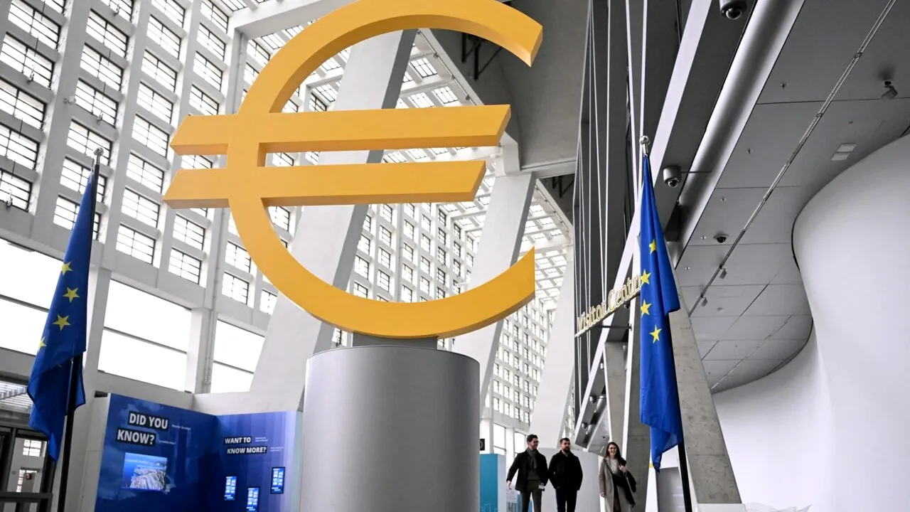 BCE reduce DOBÂNDA de referință în zona euro, dar menține o politică prudentă, în contextul tensiunilor comerciale