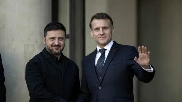 După vizita la București, Zelenski merge la Paris pentru discuții cu Macron despre ridicarea presiunii asupra Rusiei