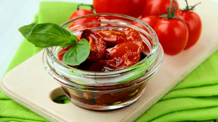 Cum prepari acasă ROȘII uscate în ulei de măsline după rețeta autentică italiană. Secretul bucătarilor pentru o gustare cu aromă intensă