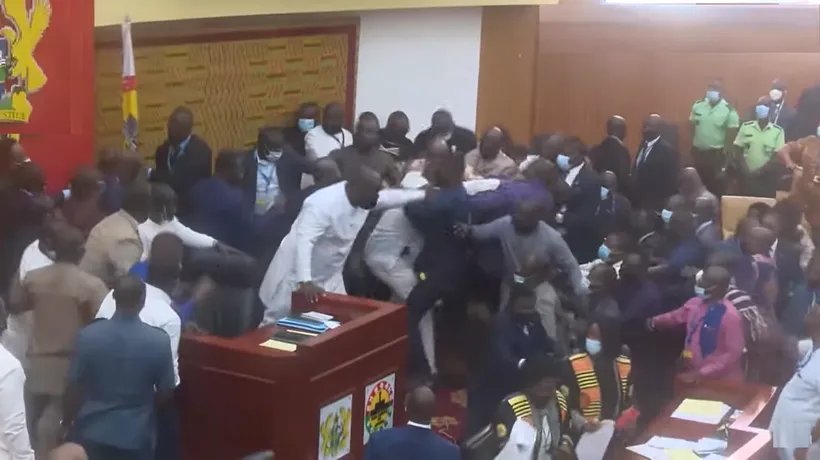 VIDEO. Bătaie în parlamentul din Ghana. De la ce a început cearta