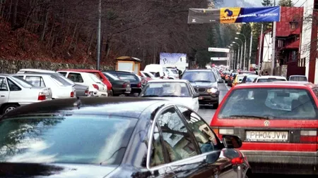 Traficul pe DN 1, îngreunat după ce mai multe țevi metalice au căzut pe șosea dintr-un TIR