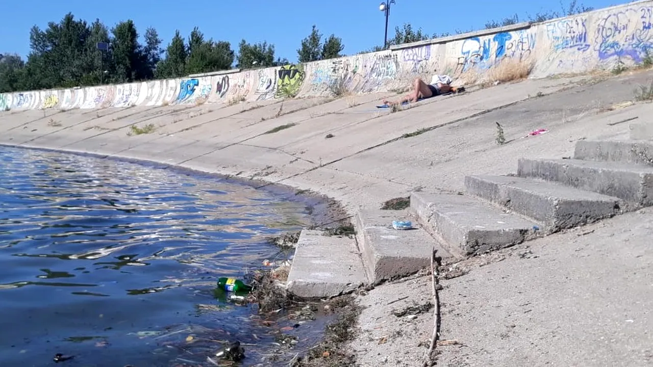 Imaginile dezastrului de pe Lacul Morii, locul unde toți primarii au promis „marea cu sarea”. De la „cea mai mare plajă”, la un un dig plin de gunoaie și extrem de degradat