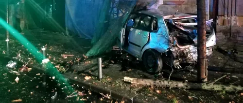 Accident grav în Cluj. Un tânăr a doborât doi copaci și a intrat cu mașina în zidul unui imobil