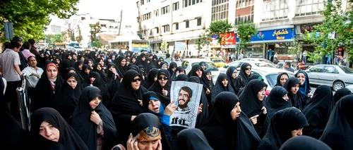 Femeile din Iran se tund și se îmbracă precum bărbații pentru a evita Poliția Moralității