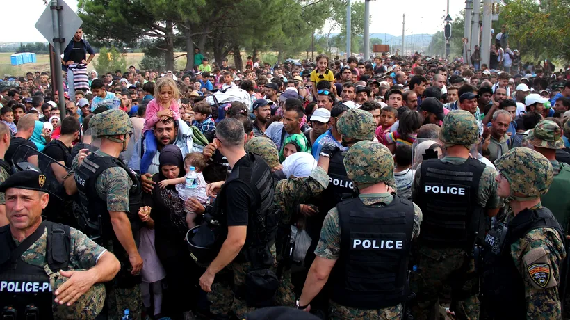 Confruntări între poliție și migranți la frontiera Macedoniei. Oamenii au început să arunce cu pietre
