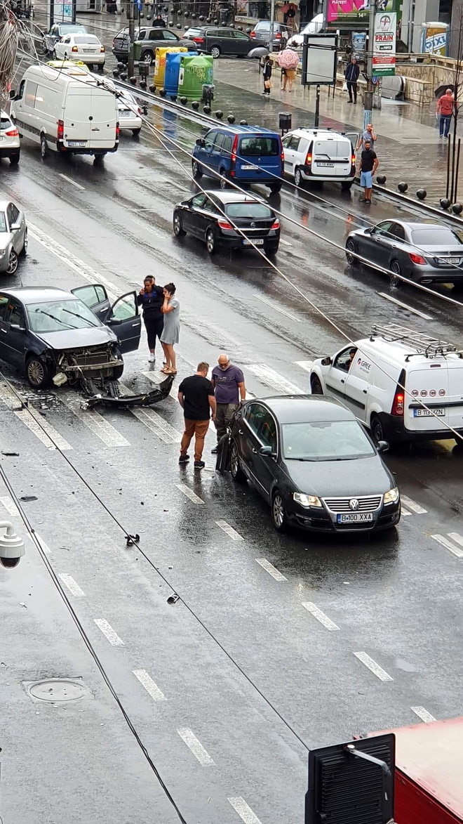 FOTO - VIDEO | Traficul în centrul Capitalei, paralizat după un accident în care fost implicate trei mașini