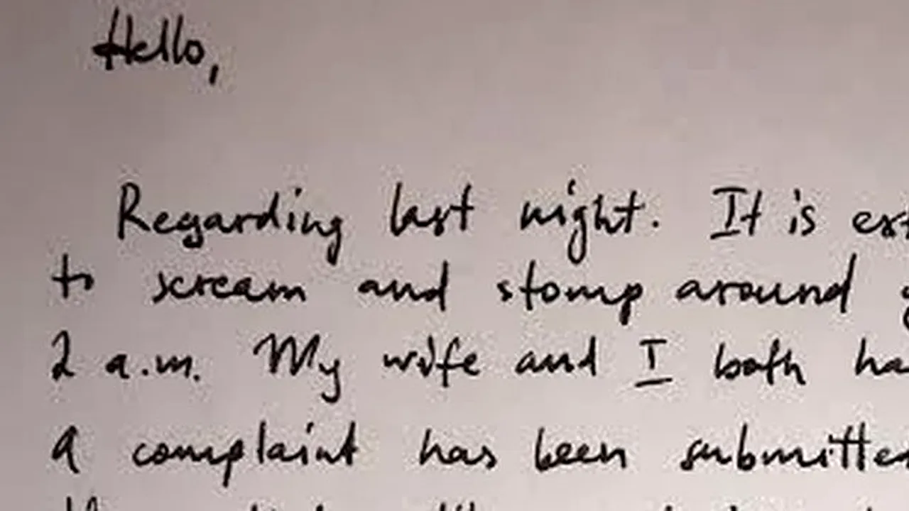 Un bărbat de culoare a primit la 1 noaptea un telefon de la un prieten. Dimineață, a găsit în ușă următorul bilet scris de vecinul său alb