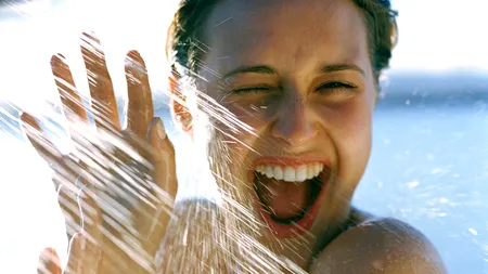 10 greșeli pe care le facem la DUȘ. De ce nu este bine să îți înfășori părul ud într-un prosop