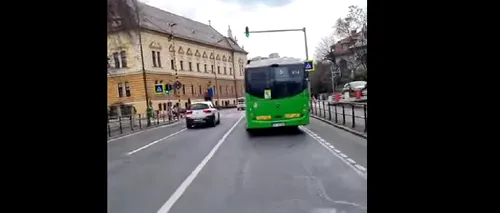 VIDEO | Un șofer de autobuz din Brașov a ajuns în vizorul poliției, după ce s-a filmat pe Tik Tok în timp ce conducea