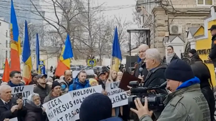 PROTEST al comuniştilor şi socialiştilor în faţa Curţii Constituţionale de la Chişinău în apărarea ”limbii moldoveneşti”: ”Noi vorbim moldoveneşte!”