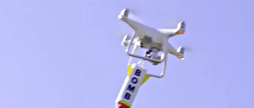 Rănit în dragoste: Un bărbat a folosit o dronă pentru a bombarda casa fostei iubite / Este incredibil ce a băgat în „bombe 