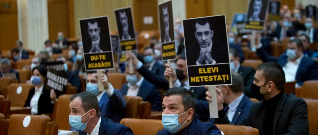 LIVE TEXT. Scandal, huiduieli, aplauze și ironii în Parlament, la moțiunea depusă împotriva lui Vlad Voiculescu. Ministrul Sănătății: Nu știu ce fumează domnul Simion, dar noi ne opunem fumatului