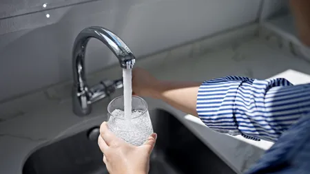 Poate fi consumată apa de la robinet? Ce spun specialiștii: „Trebuie să avem foarte mare grijă”