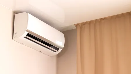 Ce amenzi pot primi românii care instalează aer condiționat la bloc. Trebuie să respecte anumite prevederi legale