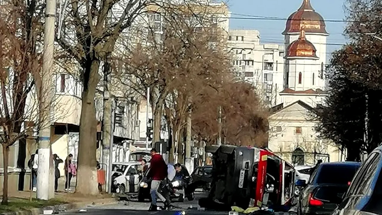 O ambulanță SMURD s-a răsturnat în Brăila, din cauza unei șoferițe care nu i-a acordat prioritate. Paramedicii au fost răniți (FOTO-VIDEO)