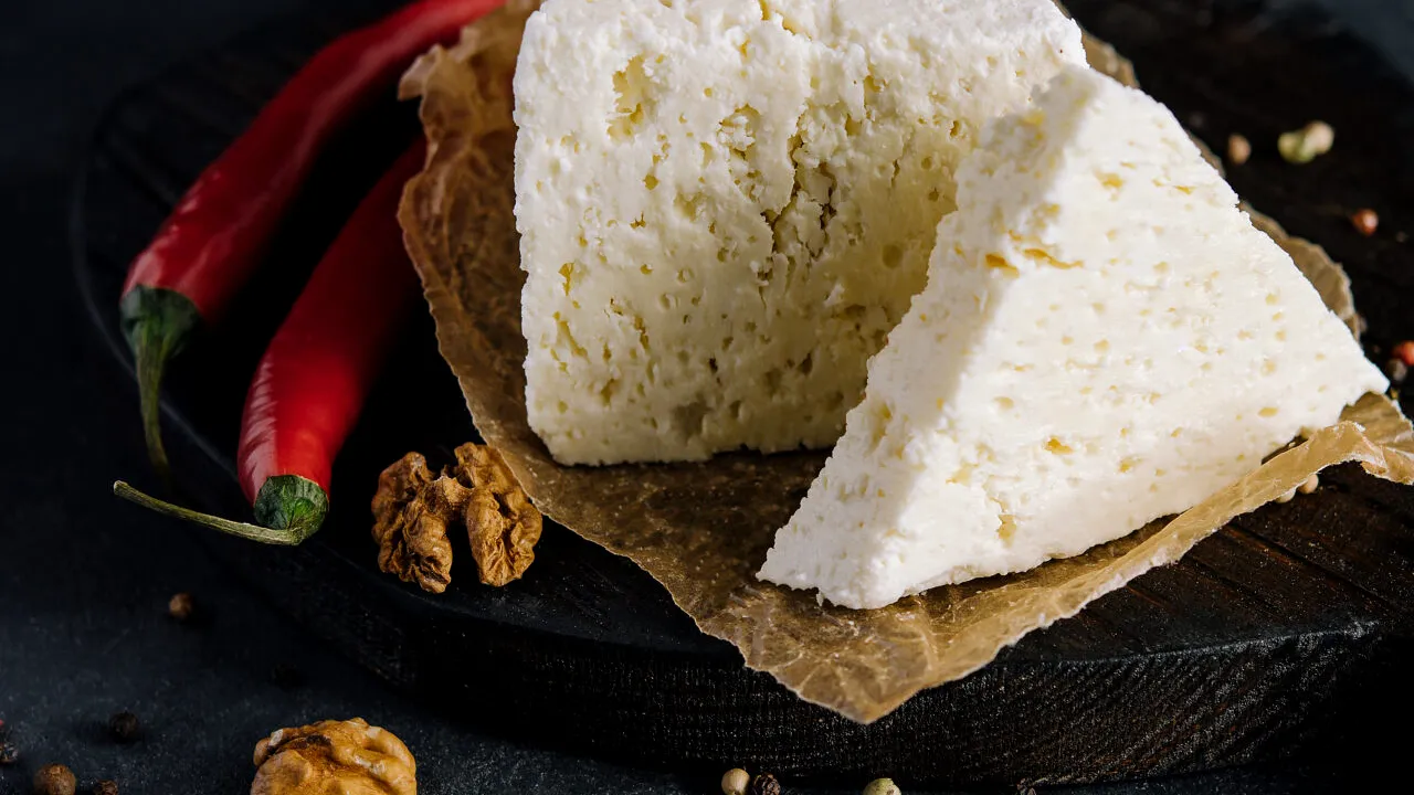 Frauda alimentară, tot mai frecventă. Cum poți testa brânza acasă pentru a detecta amidonul