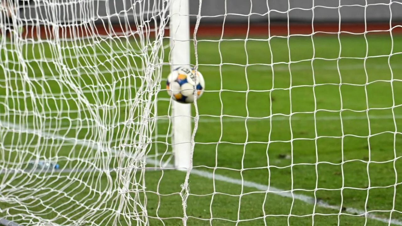 Dosar pentru trucarea la pariuri a unor meciuri din fotbalul românesc. Un fost jucător de la FCSB, în cătușe la Parchet