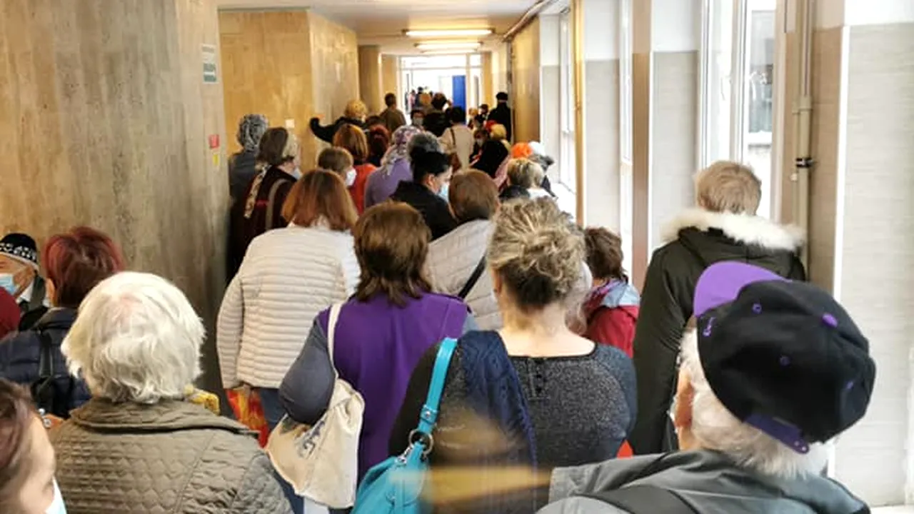 Bolnavii de cancer, nevoiți să stea la cozi interminabile, la înghesuială: Imagine șocantă de la Institutul Oncologic