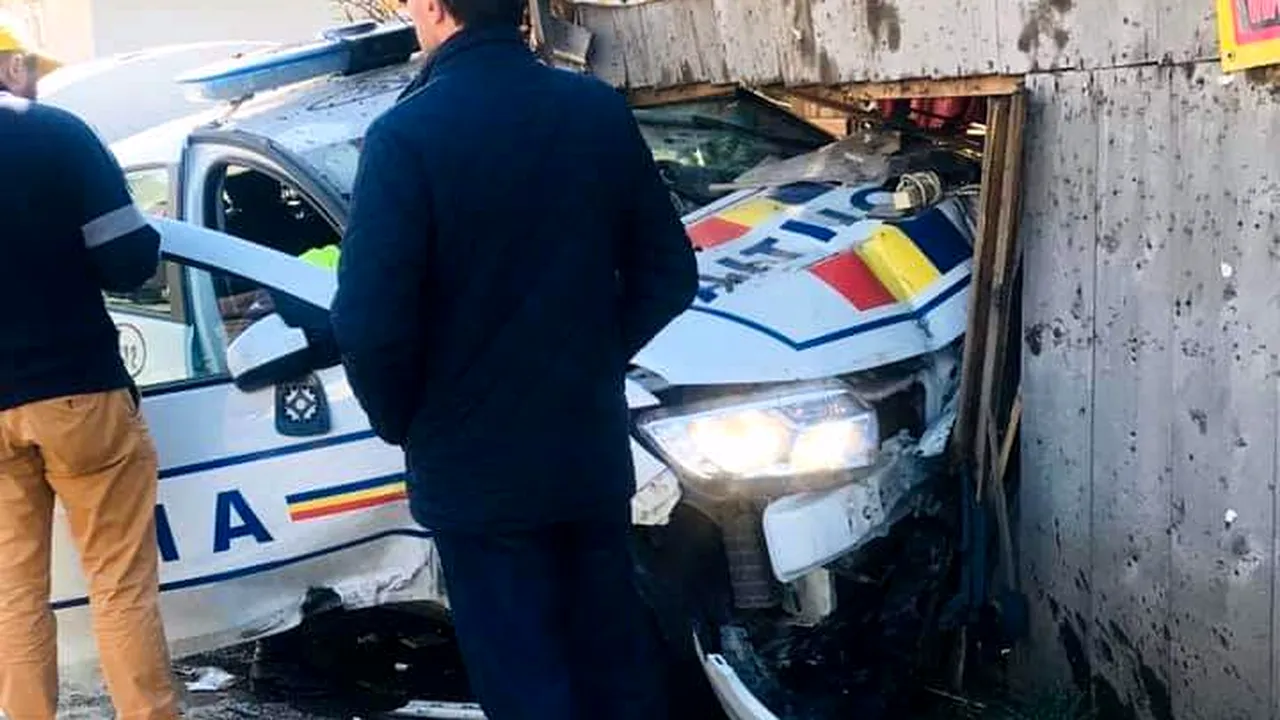 ACCIDENT între colegi. Un jandarm, aflat în timpul liber, a lovit o mașină de Poliție