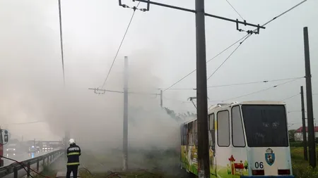 Tramvai cuprins de flăcări, în Craiova. Vatmanul, în exclusivitate pentru GÂNDUL.RO: „Am auzit o bubuitură de la un fulger” (VIDEO)