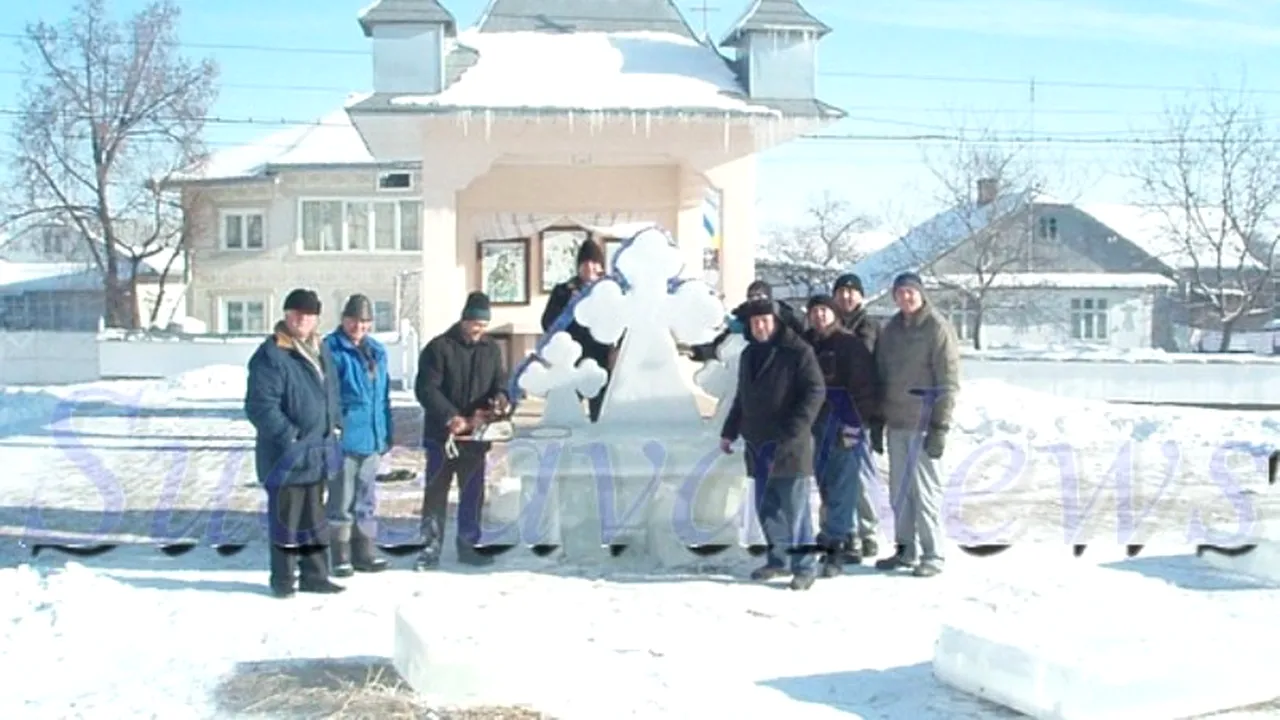 Tradiții de BOBOTEAZĂ: localnicii din satele sucevene sculptează cruci de gheață