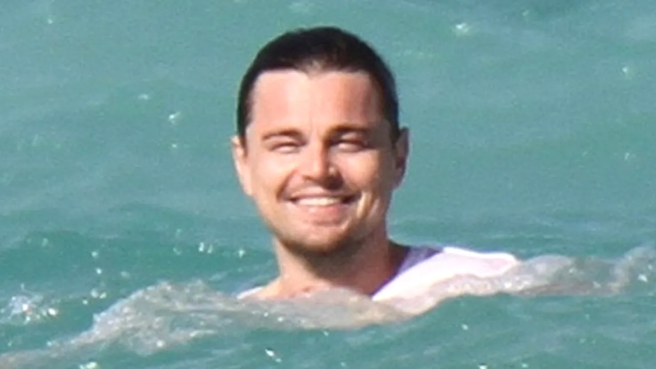 Leonardo Di Caprio, surprins de paparazzi înotând în mare alături de o tânără misterioasă