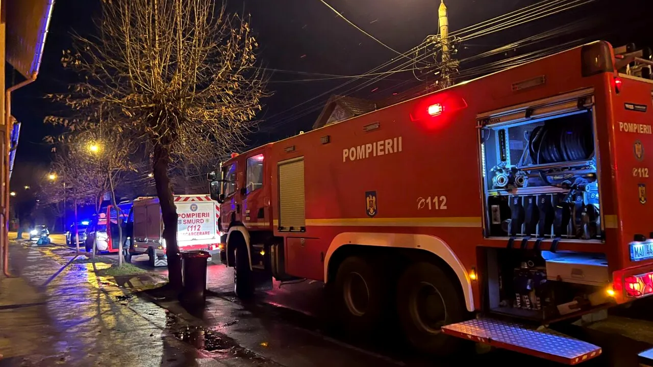 FOTO - Panică într-un bloc din Mureș: Peste 30 de oameni au fugit din case în miez de noapte, din cauza unui incendiu