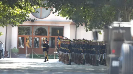 Moment istoric- Garda îi prezintă ultimul onor președintelui Ion Iliescu. Se înclină drapelul