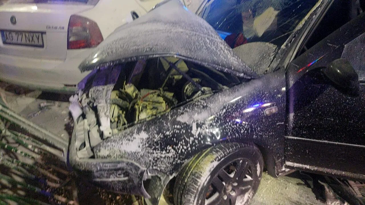 FOTO ACCIDENT cu patru autoturisme în Pitești. Patru persoane au ajuns la spital