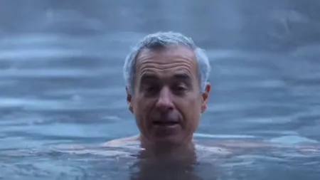 Premierul propus de AUR, un antivaccinist convins! A susținut un discurs în apă, la -6 grade Celsius: „Imunitatea mea ține de suveranitatea ființei mele” - VIDEO