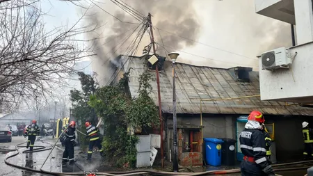 Incendiu puternic la un garaj plin cu anvelope din sectorul 4. Flăcările s-au extins la locuințele din jur, iar pompierii au intervenit cu șase autospeciale (VIDEO)
