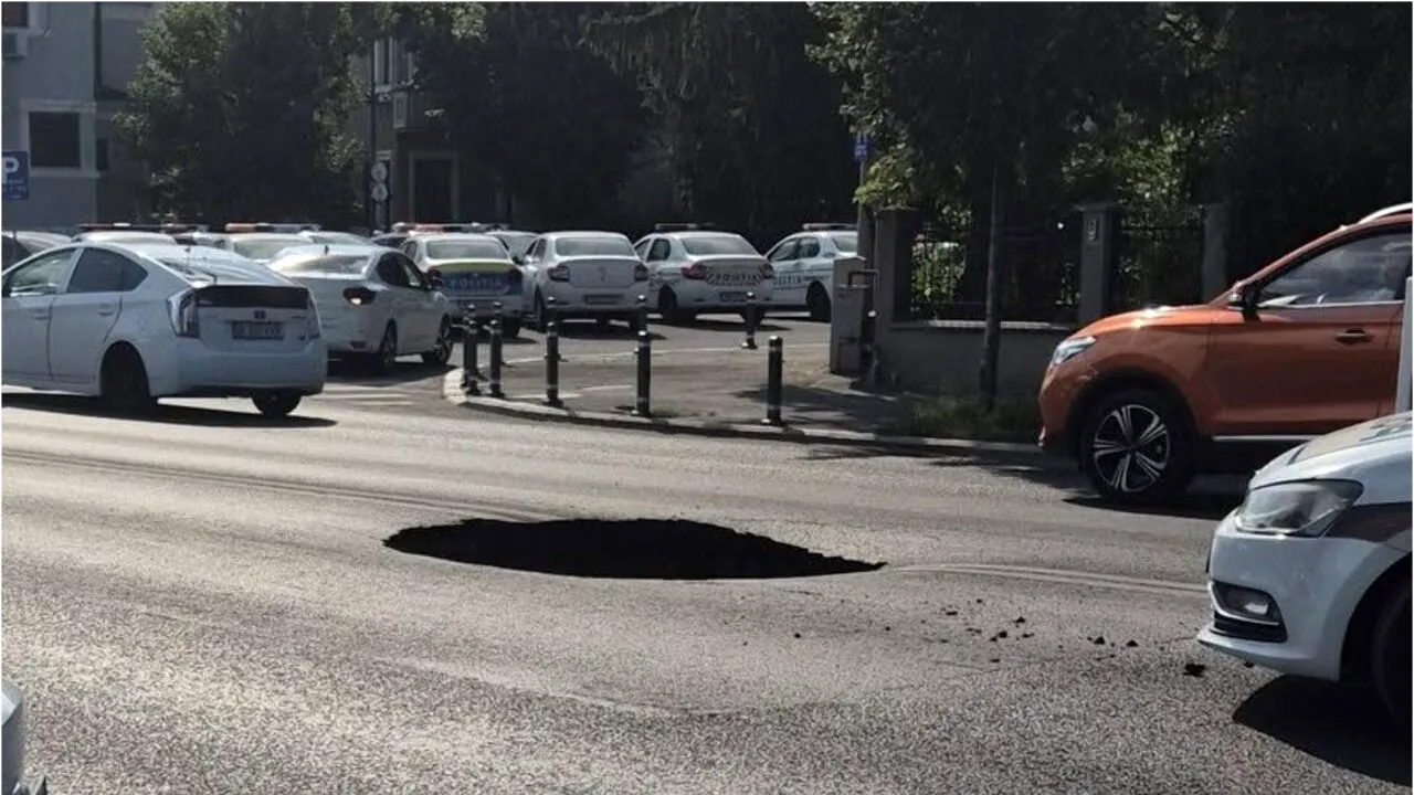 A apărut un crater pe Bulevardul Eroilor din București. Carosabilul s-a surpat