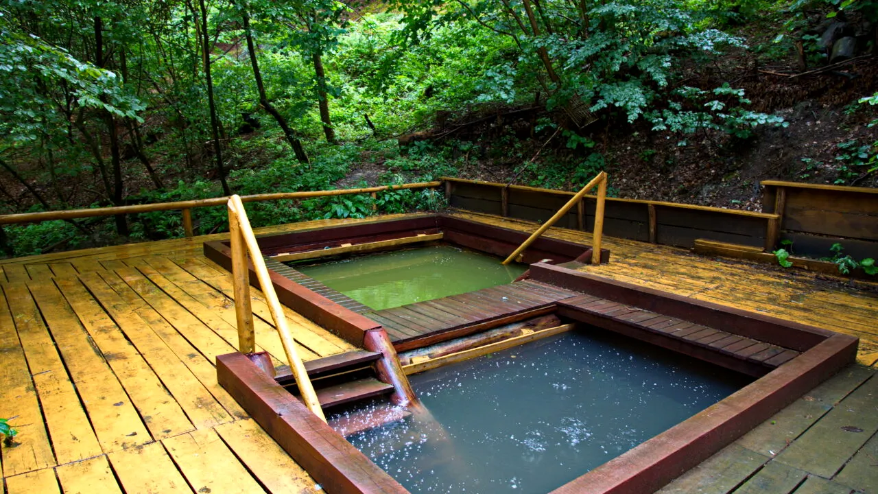 „Paradisul” ascuns al României. Aici se aflau „băile nobililor” unde se tratau toți oamenii bogați