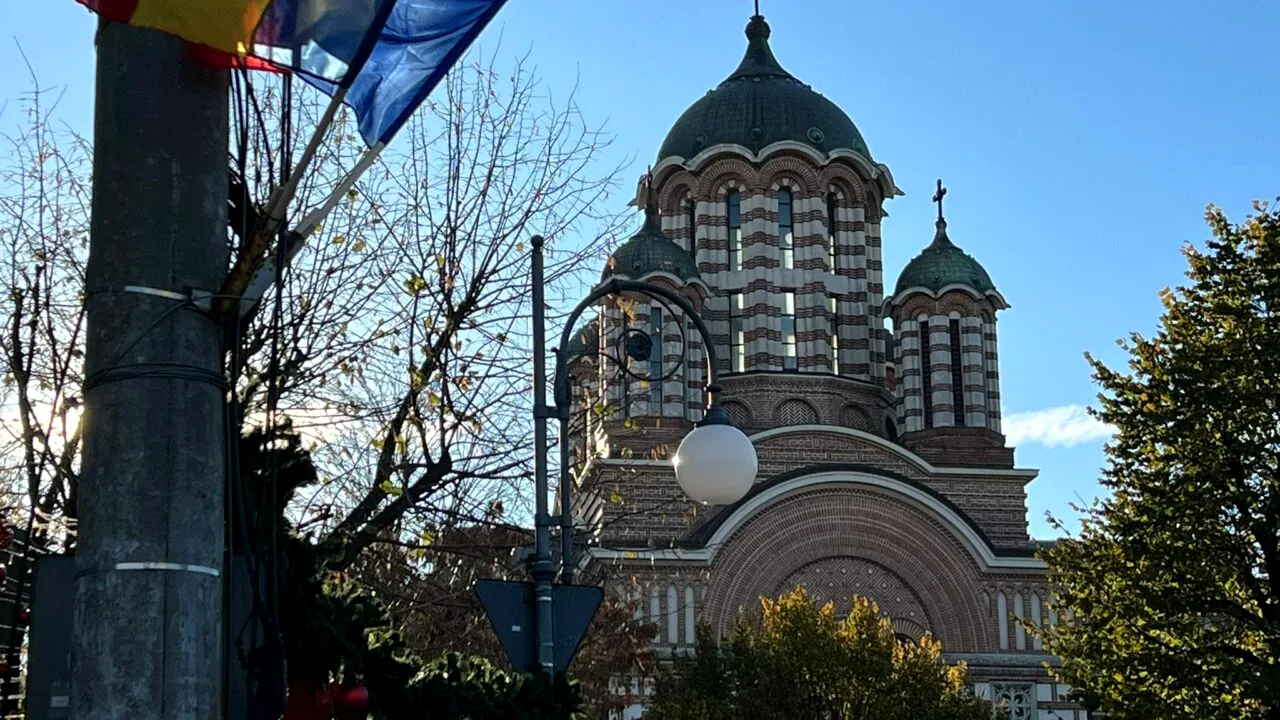 1 Decembrie, Ziua Naţională a României. Compania Infrastructură Sectorul 5 a montat tricolorul pe toată raza Sectorului