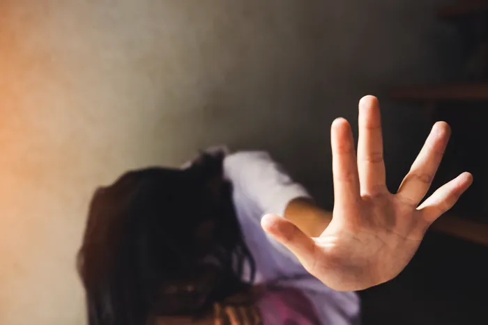 Trei copii din Timiș, bătuți și violați de asistenții maternali. Ce pedepse au primit agresorii