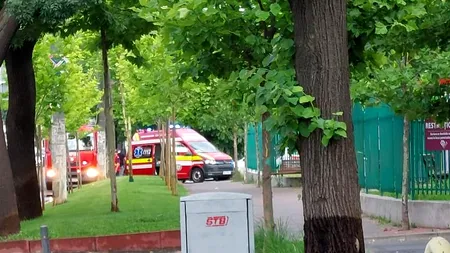 FOTO | Poliţist de la Brigada de Combatere a Crimei Organizate, rănit după ce a intrat cu maşina de serviciu într-un stâlp