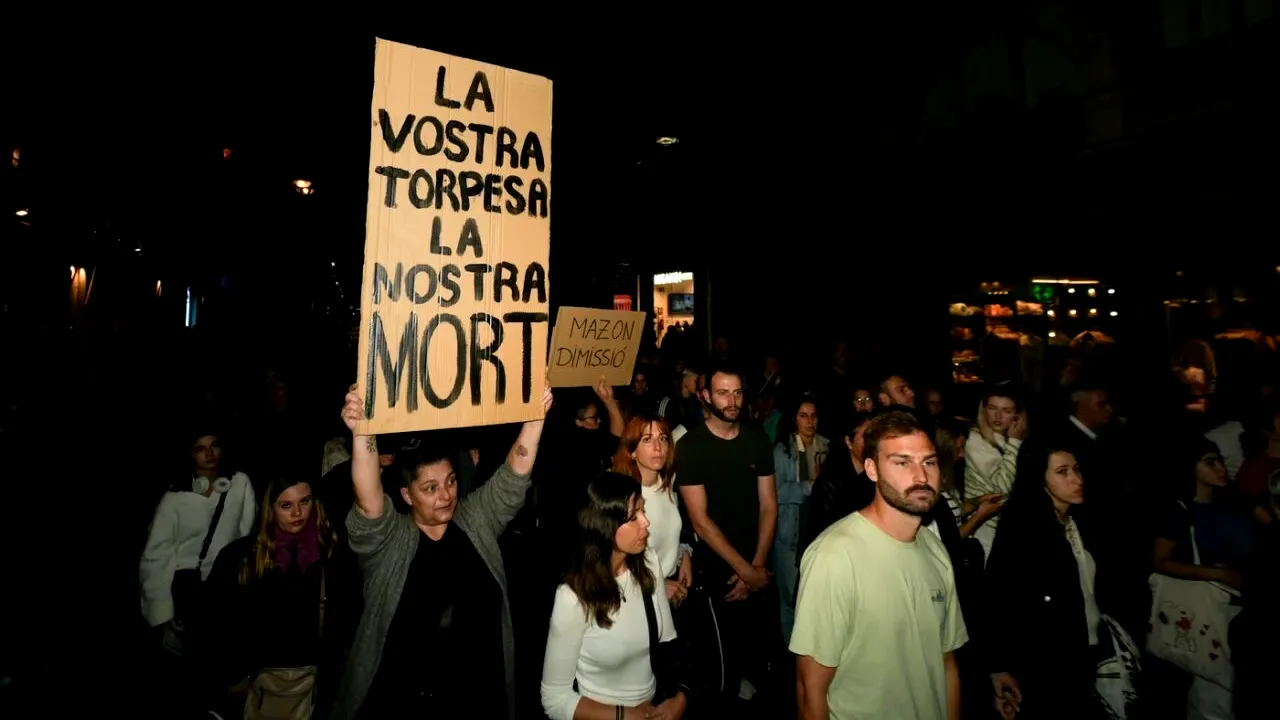 Proteste în Valencia. Zeci de mii de oameni au ieşit în stradă şi cer DEMISIA preşedintelui regiunii, Carlos Mazon
