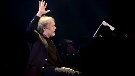 Un fan din Onești al lui Richard Clayderman acuză organizatorii unui concert amânat că nu-i dau banii înapoi pe biletele cumpărate