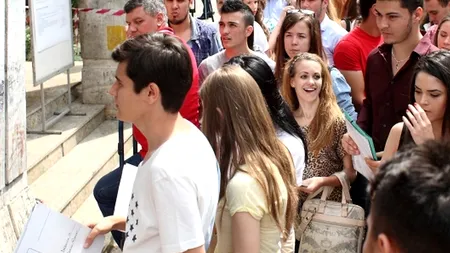 ADMITERE FACULTATE 2014. Peste 1.000 de absolvenți de liceu au format cozi de zeci de metri pentru a se înscrie la ASE