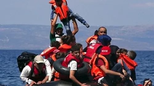 Dramele refugiaților: momentul impresionant în care un tată se luptă să-și salveze copilul după ce barca în care se aflau s-a scufundat