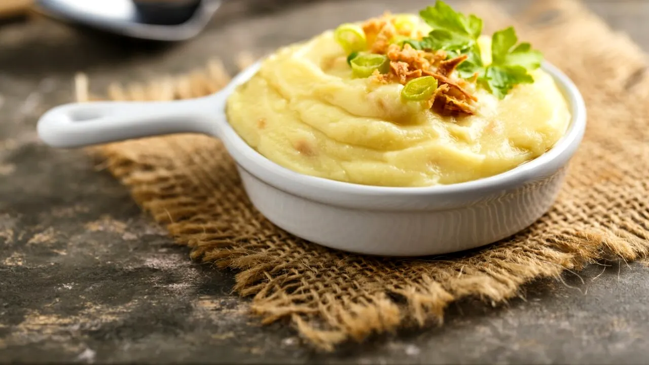 Rețeta secretă pentru a face un PIURE de cartofi de post perfect. Trucul prin care eviți o greșeală comună