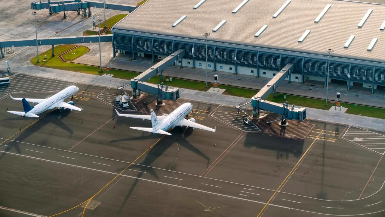Gruparea Houthi din Yemen avertizează pasagerii și companiile aeriene să nu se apropie de aeroporturile din Arabia Saudită, după atacul sângeros din Riad