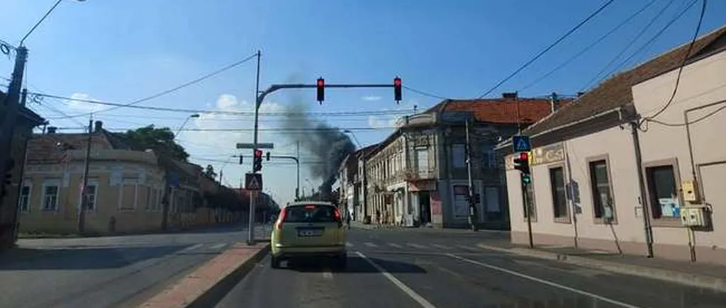 Incendiu izbucnit la o rulotă, pe un bulevard din Timișoara. O butelie aflată în interior a explodat (VIDEO)