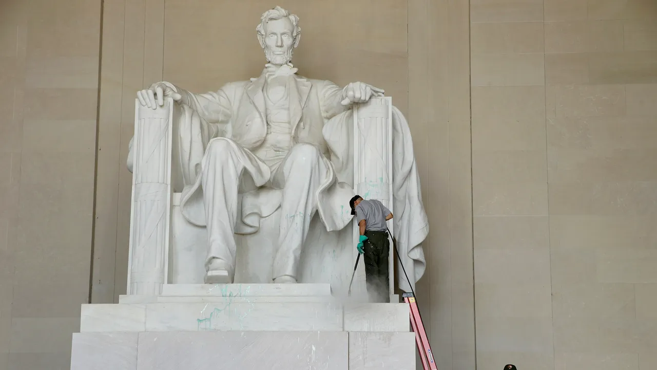 O cetățeană chineză, suspectată de vandalizarea mai multor monumente din Washington
