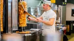 Criză, dar nu când vine vorba de mâncare. Încasări record și planuri de extindere națională pentru Dristor Kebap și McDonald’s
