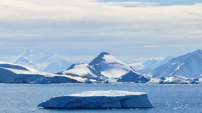Gaură de mărimea unui stat cât Elveția descoperită în Antarctica. Se formează în același loc de 50 de ani