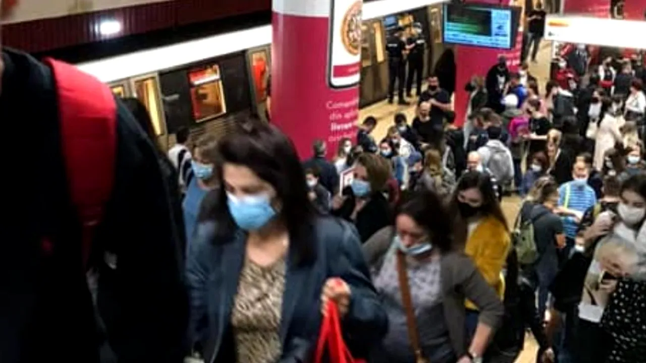 Haos la metrou după ce un bărbat de 47 de ani a făcut infarct, în stația Unirii 1! Trenurile au avut întârzieri de 30 de minute