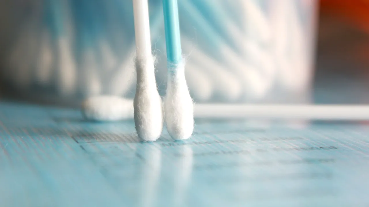 De ce NU ar trebui să folosești bastonașe de vată pentru a-ți curăța urechile