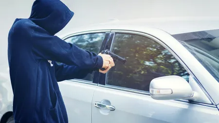 Jaf ca în filme în București. Un bărbat a amenințat cu pistolul un șofer și i-a furat mașina